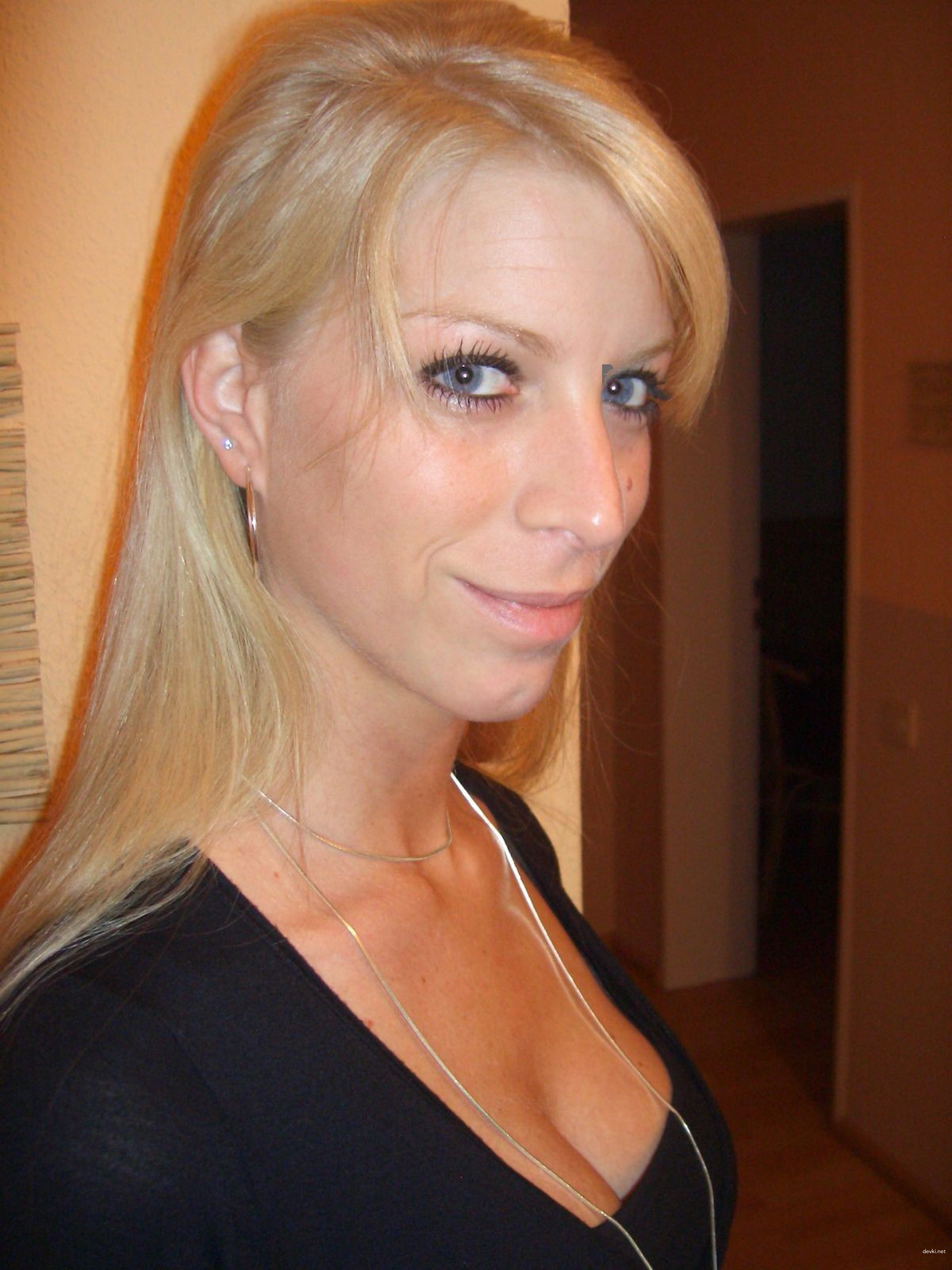 Amateur Babe Deepthroats Big Cock in Explicit Blowjob Scene