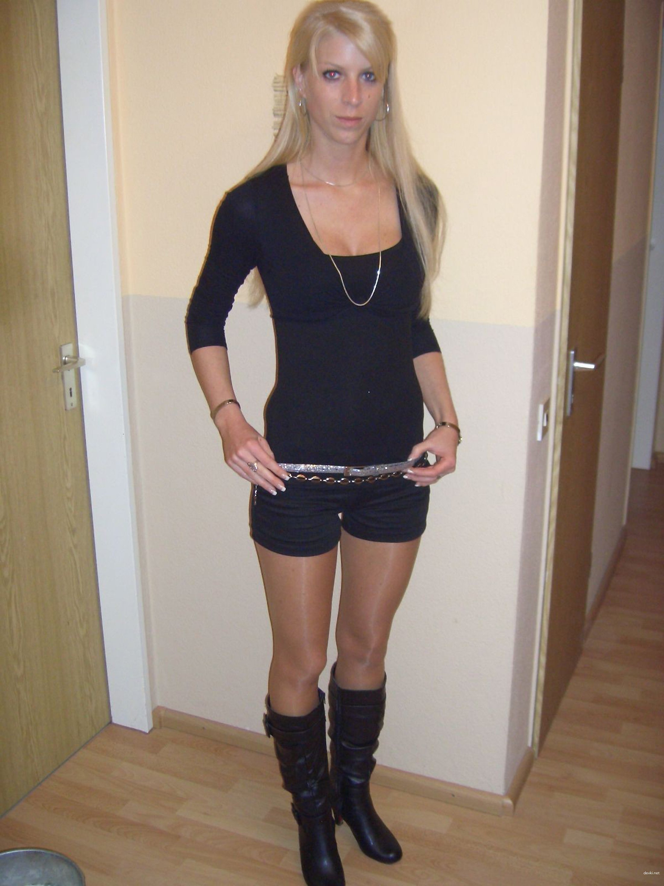 Amateur Babe Deepthroats Big Cock in Explicit Blowjob Scene