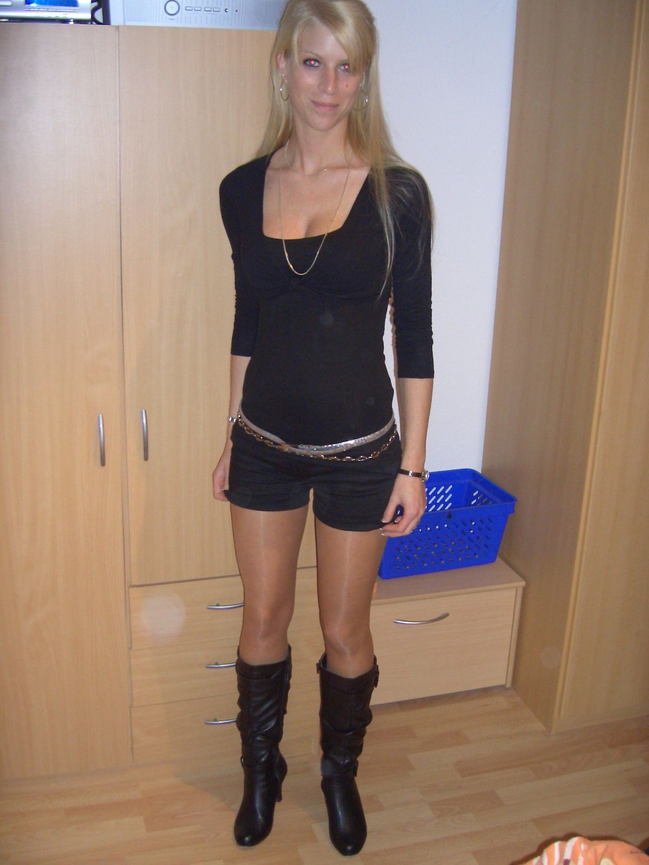 Amateur Babe Deepthroats Big Cock in Explicit Blowjob Scene