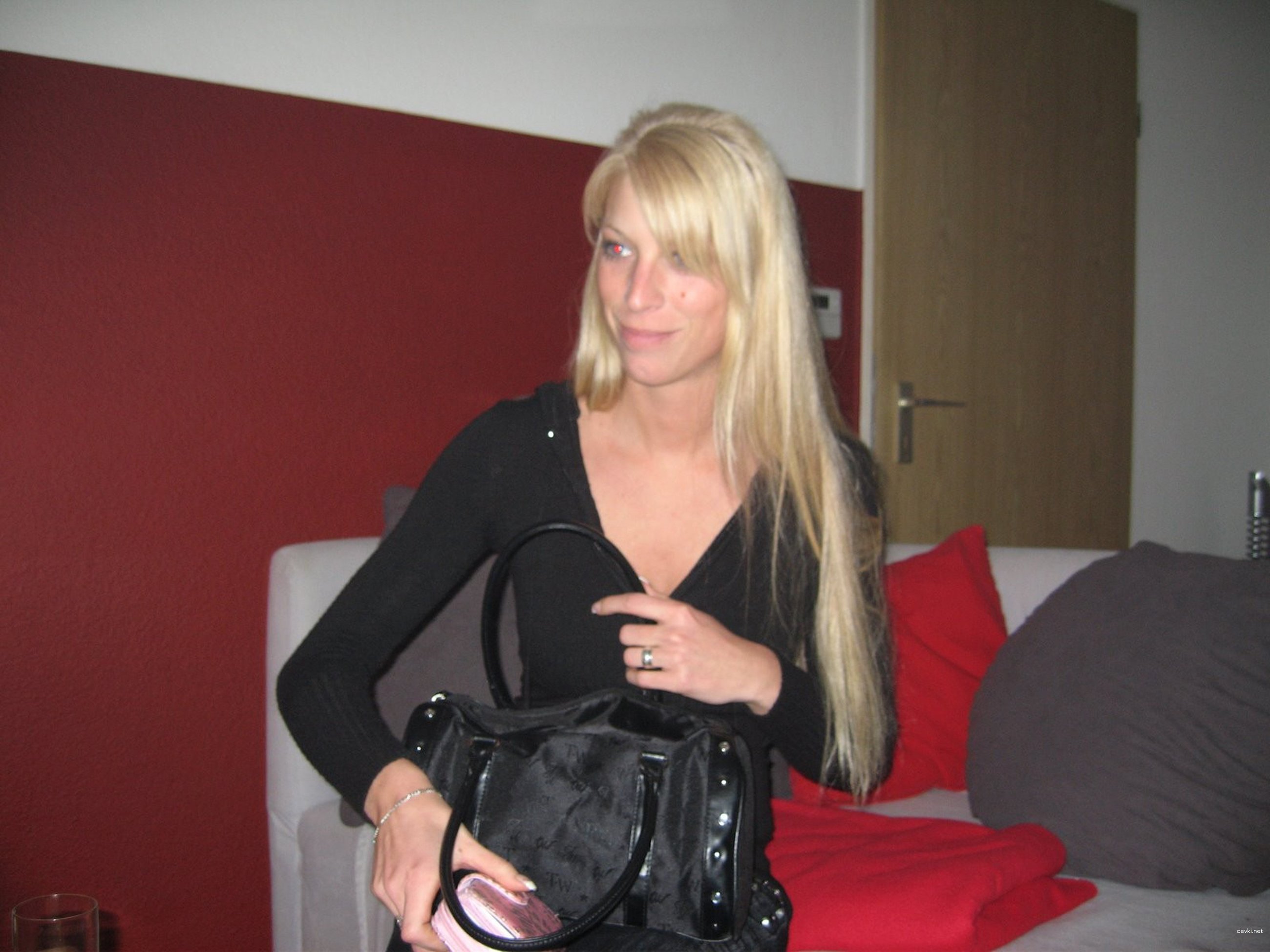 Amateur Babe Deepthroats Big Cock in Explicit Blowjob Scene