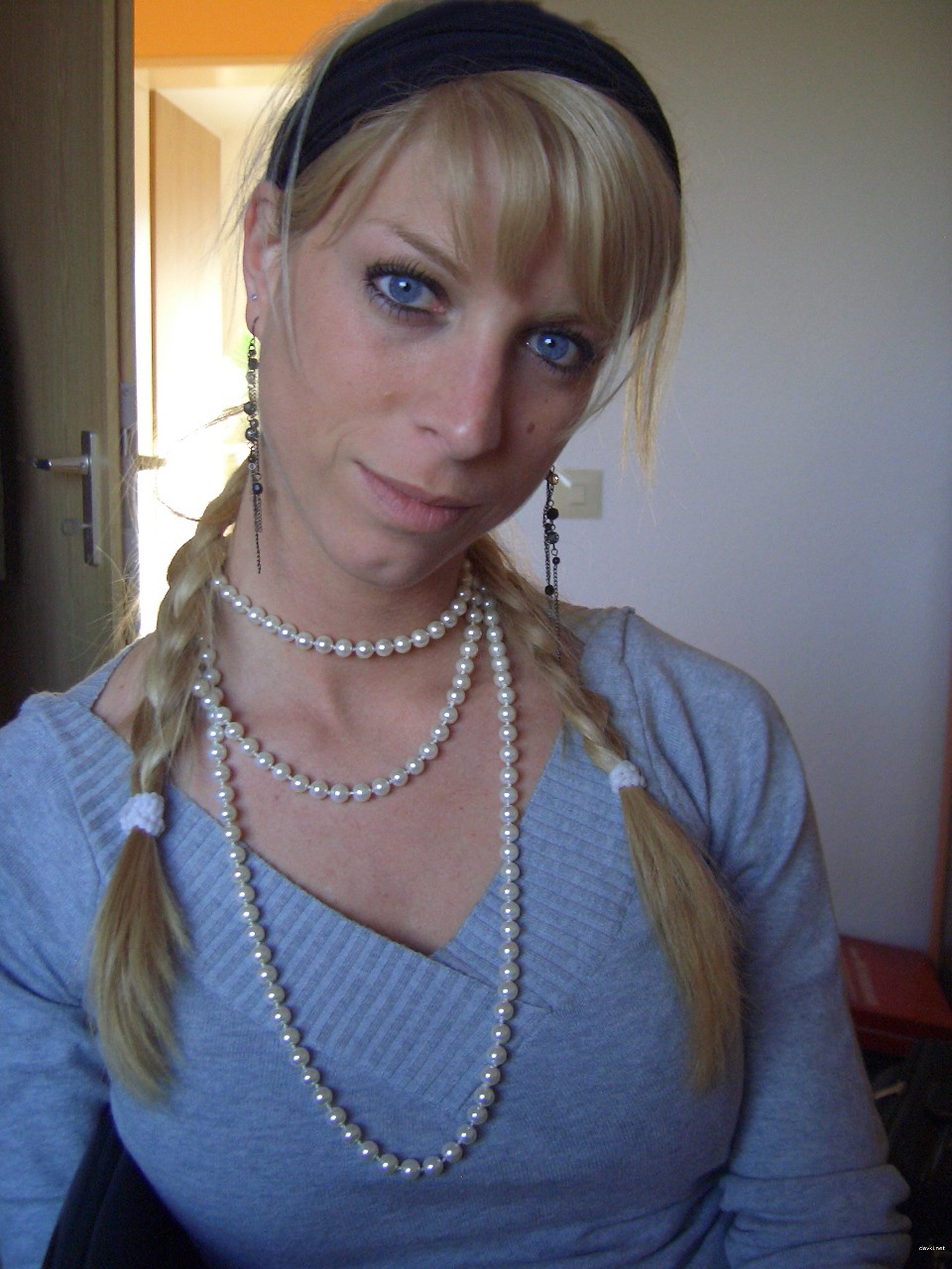 Amateur Babe Deepthroats Big Cock in Explicit Blowjob Scene