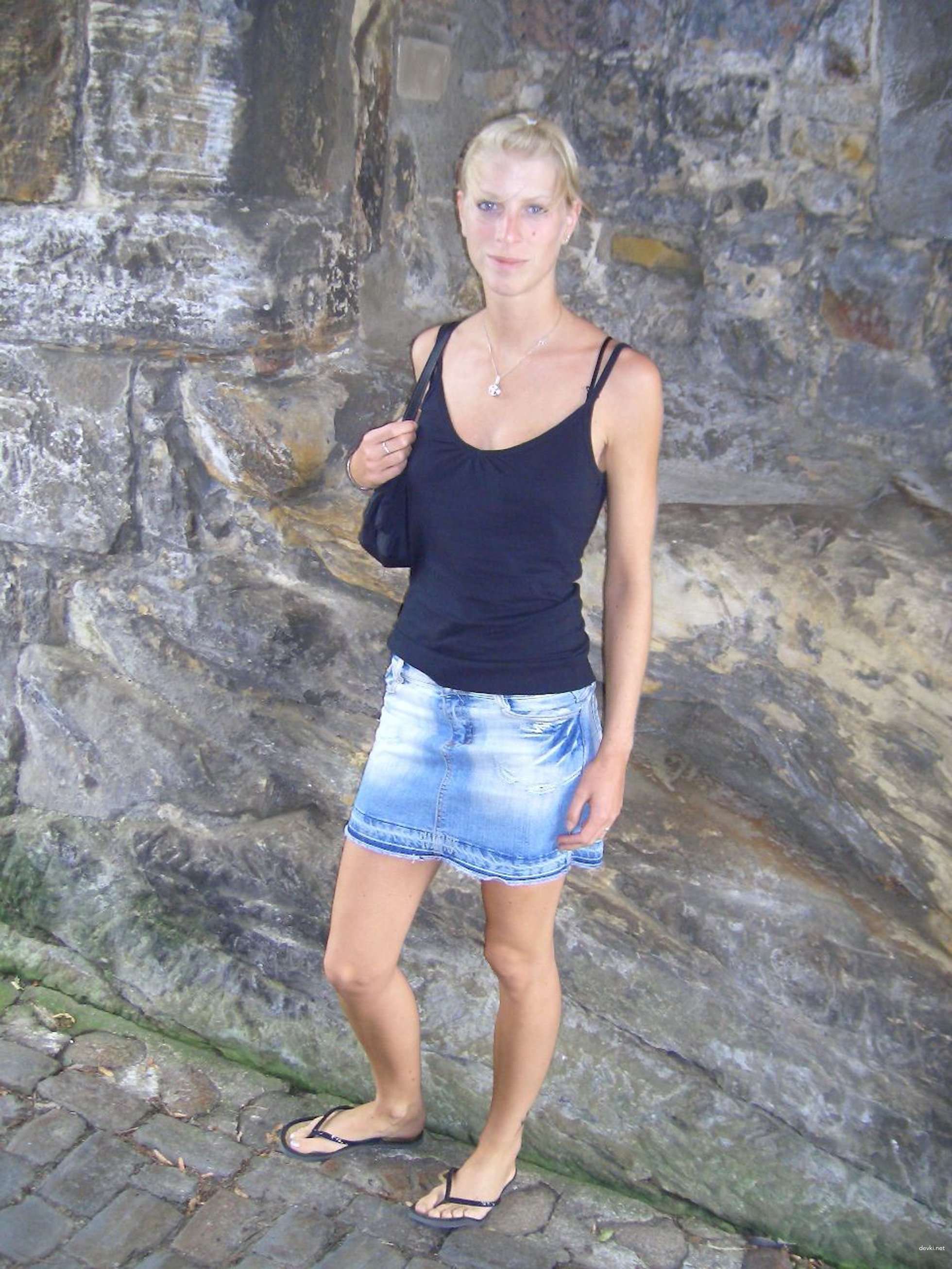 Amateur Babe Deepthroats Big Cock in Explicit Blowjob Scene