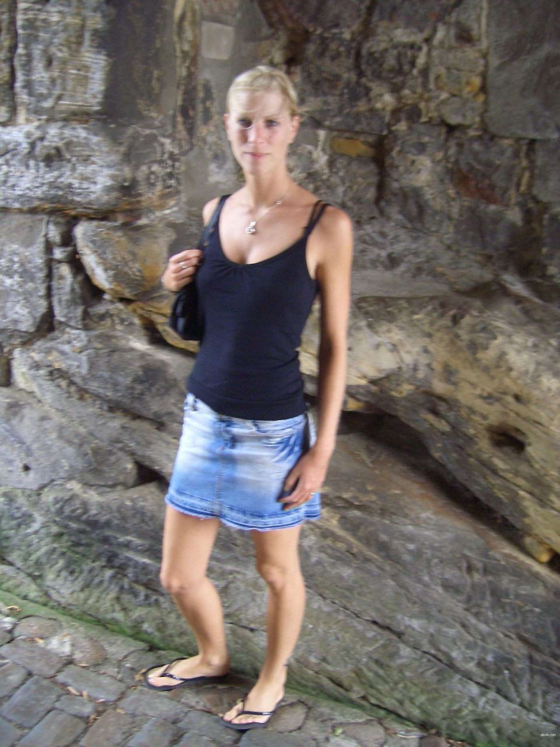 Amateur Babe Deepthroats Big Cock in Explicit Blowjob Scene