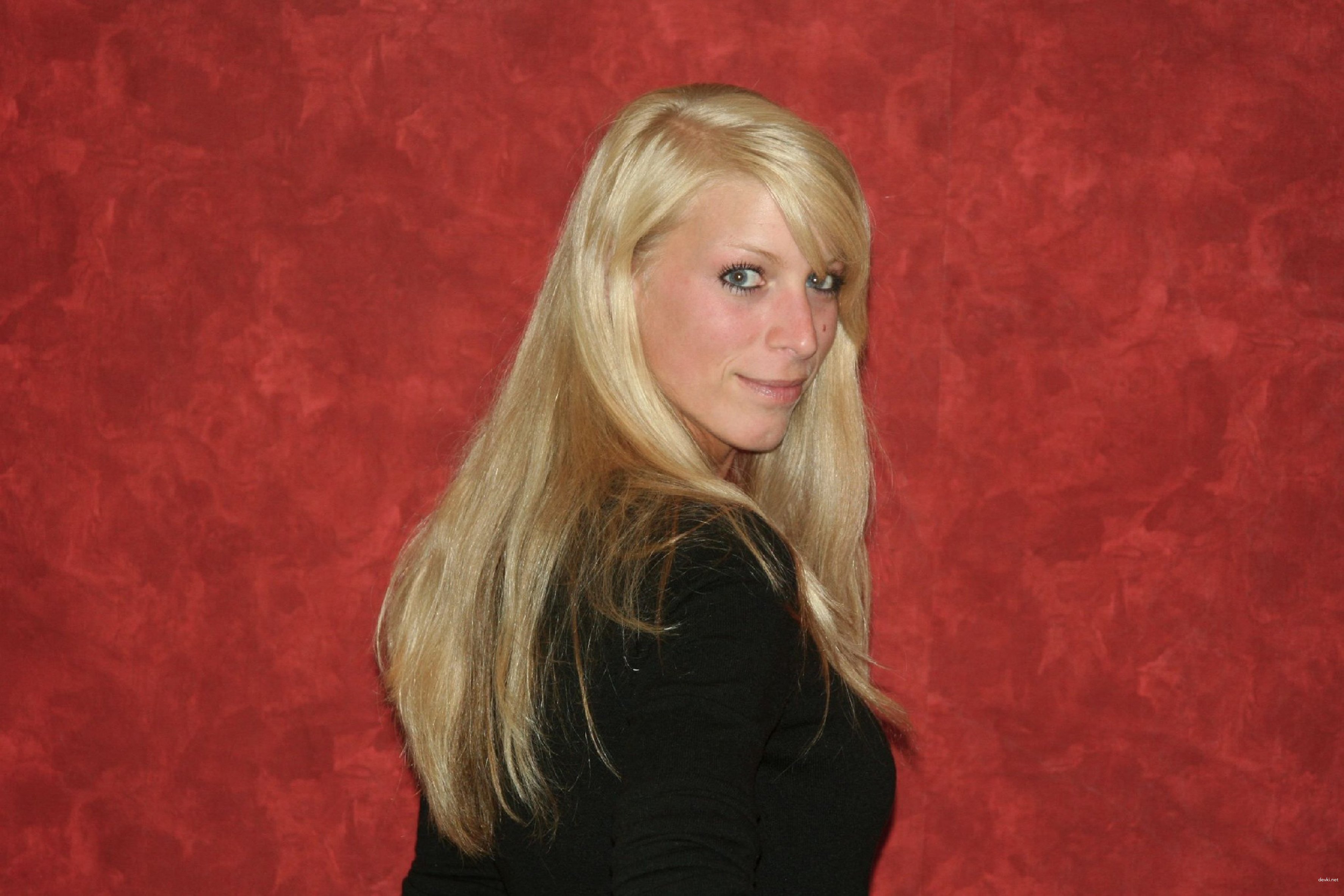 Amateur Babe Deepthroats Big Cock in Explicit Blowjob Scene