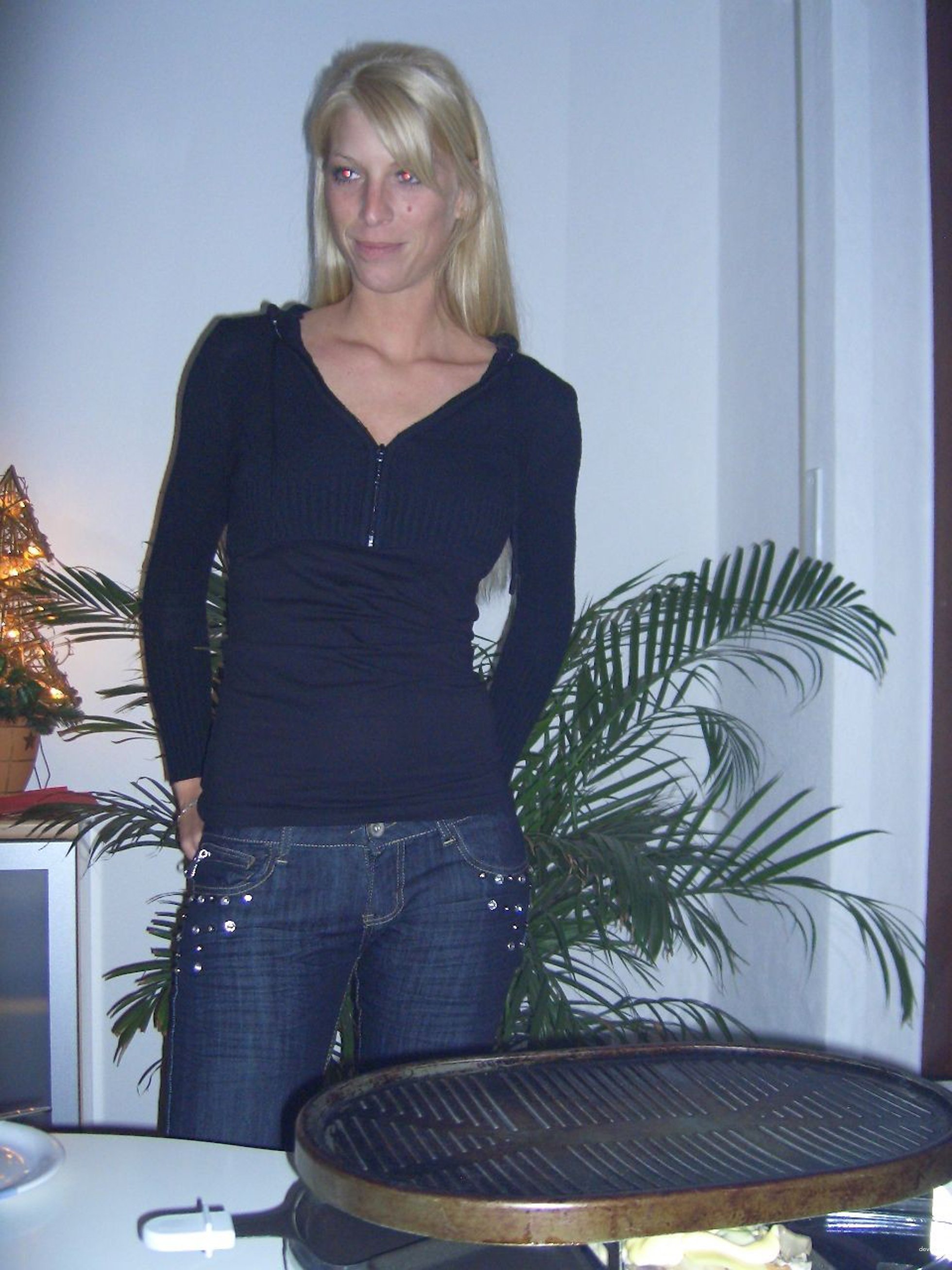 Amateur Babe Deepthroats Big Cock in Explicit Blowjob Scene