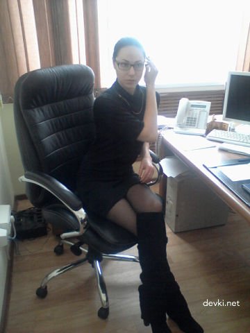 Secretary's Naked Pussy Exposed: Explicit Amateur Porn Photos