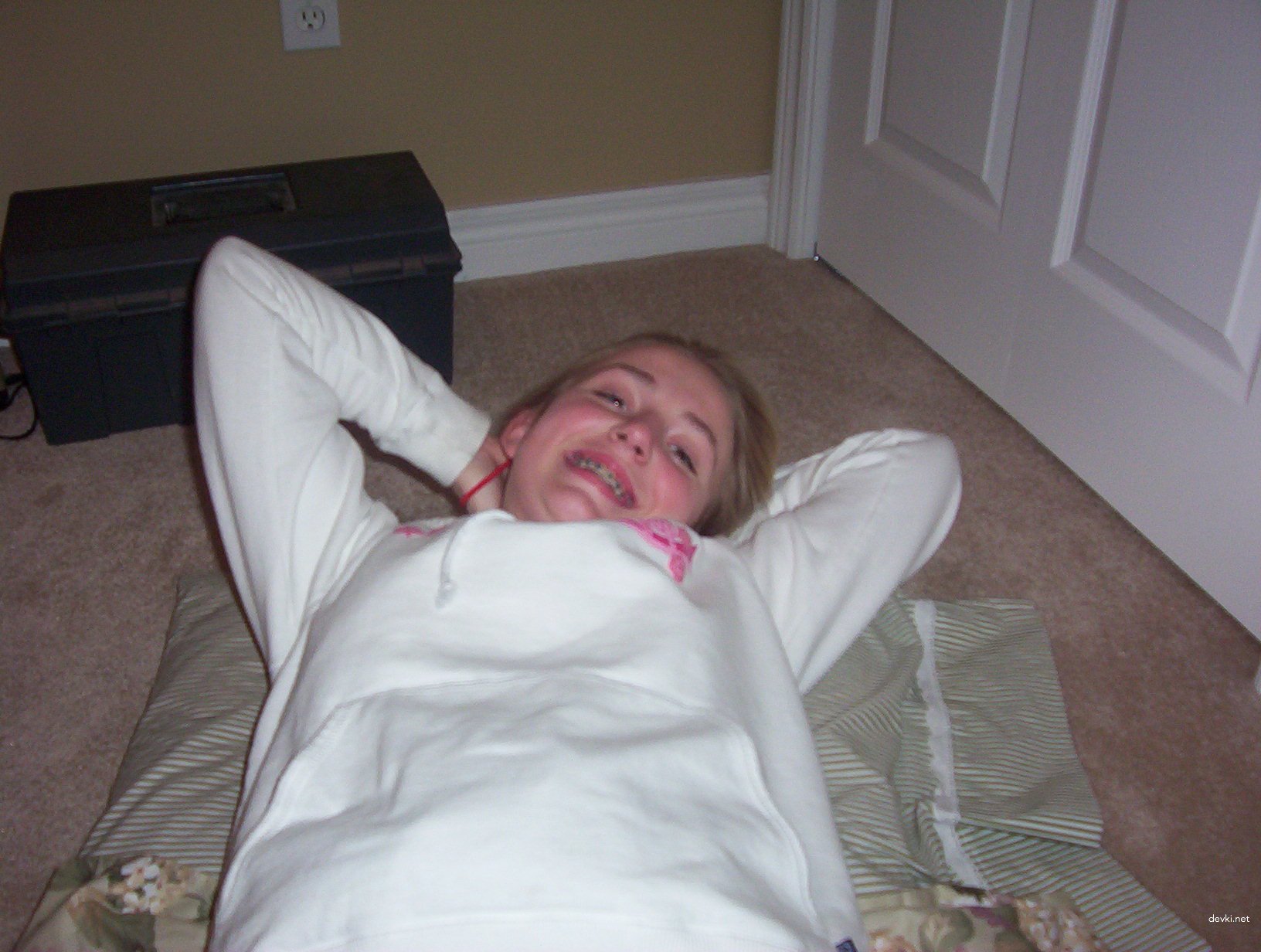 Cum on Teen Slut's Pussy: Amateur Porn Photo