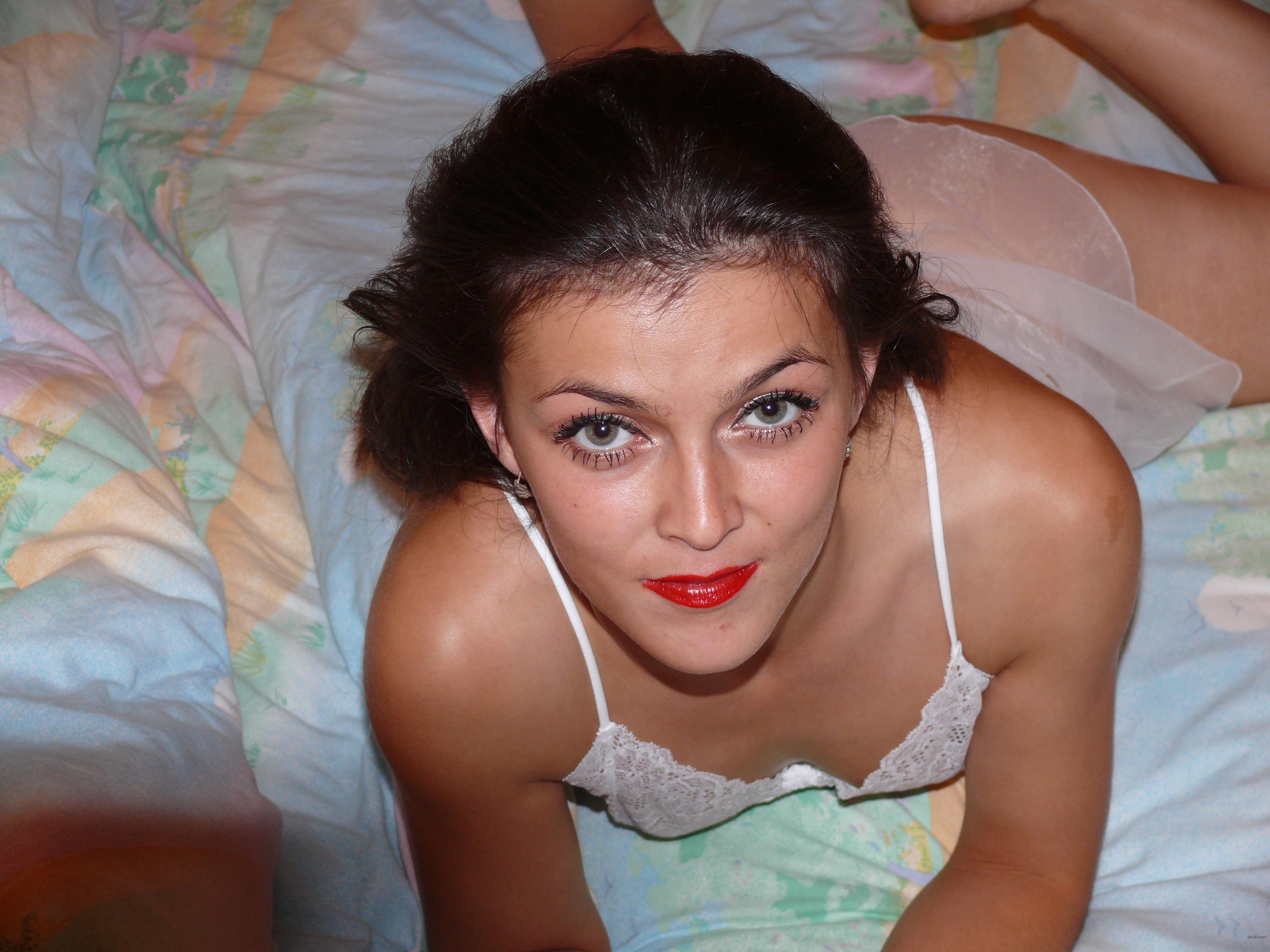 Hot Amateur Porn: Girl Fucks Herself with Vegetables