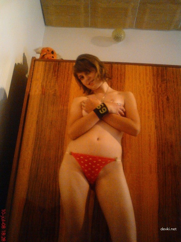 Hot Amateur Girl Takes Explicit Pussy Pics - Sexy Russian Chick Shows Off Her Pink Pussy