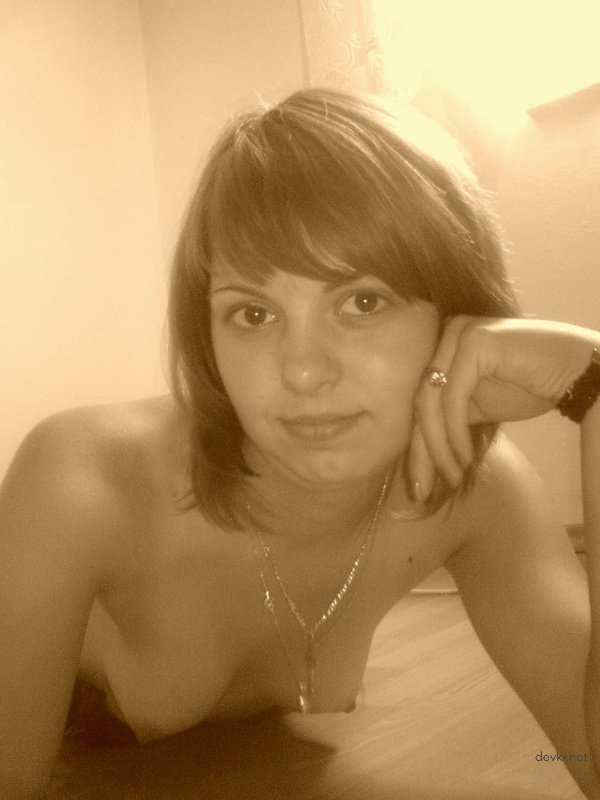 Hot Amateur Girl Takes Explicit Pussy Pics - Sexy Russian Chick Shows Off Her Pink Pussy