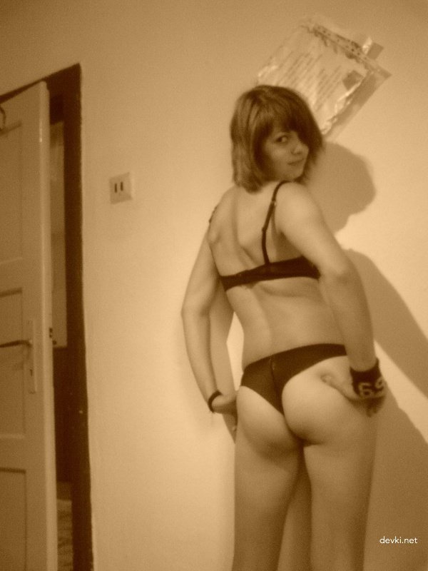 Hot Amateur Girl Takes Explicit Pussy Pics - Sexy Russian Chick Shows Off Her Pink Pussy