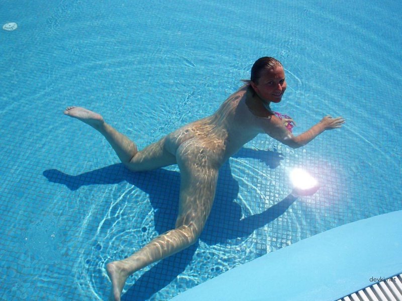 Girl Loves Sunbathing Naked: Explicit Amateur Photo Shoot