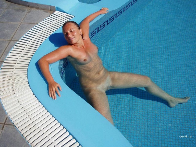 Girl Loves Sunbathing Naked: Explicit Amateur Photo Shoot