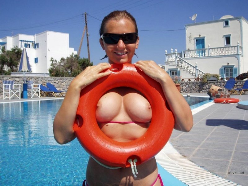 Girl Loves Sunbathing Naked: Explicit Amateur Photo Shoot