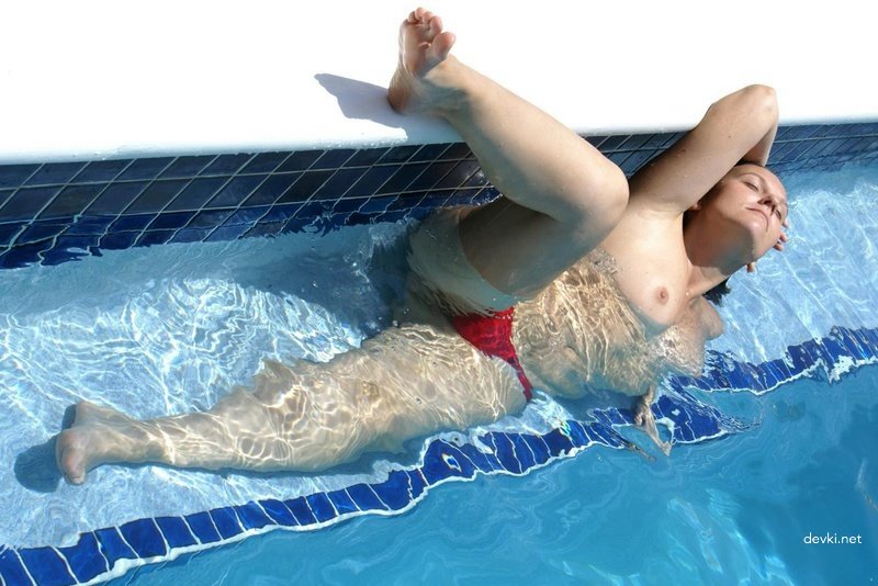 Girl Loves Sunbathing Naked: Explicit Amateur Photo Shoot