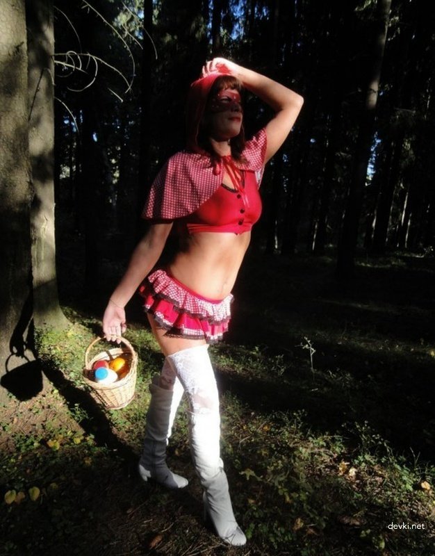 Amateur Red Riding Hood Cosplay - Explicit Photo Shoot with Sexy Girl