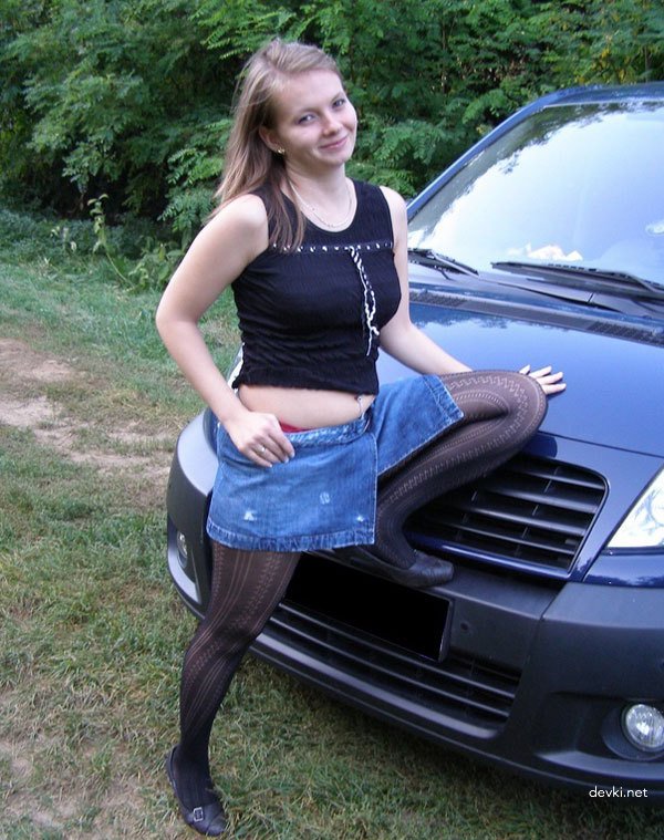 Amateur Outdoor Strip: Sexy Girl Gets Naked in Nature