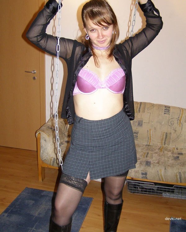 Amateur Outdoor Strip: Sexy Girl Gets Naked in Nature