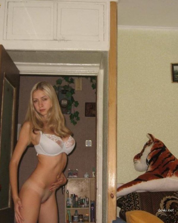 Big-Breasted College Student Exposing Herself: Amateur Photo