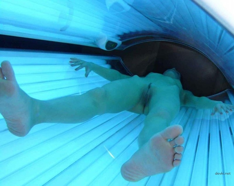 Young girl flaunts pussy in amateur porn pic.