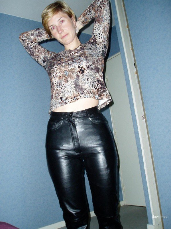 Aunt Gives Blowjob to Lover: Explicit Amateur Porn Photo