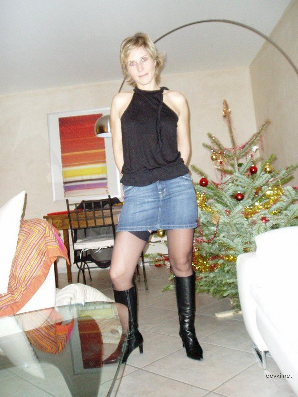 Aunt Gives Blowjob to Lover: Explicit Amateur Porn Photo