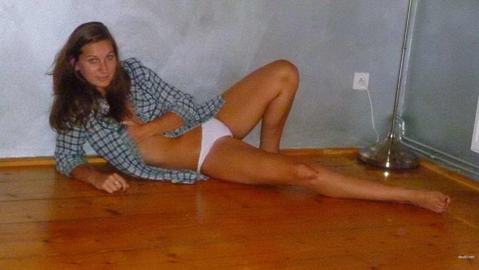 Sexy Girl Gives Blowjob in Amateur Porn Photo Shoot