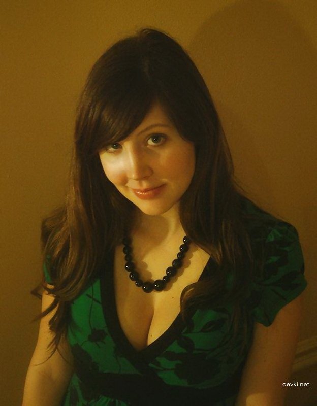 Curvy Girl Exposes Busty Assets in Amateur Photo Shoot