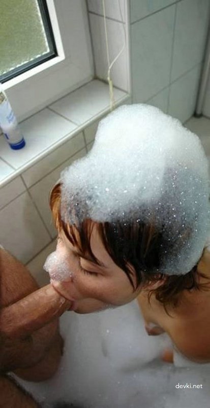 Bathroom Blowjob Amateur Porn Photo: Hot Oral Sex Action!