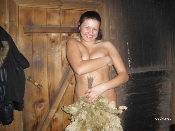 Hot Young Girl in Sauna: Amateur Explicit Photo