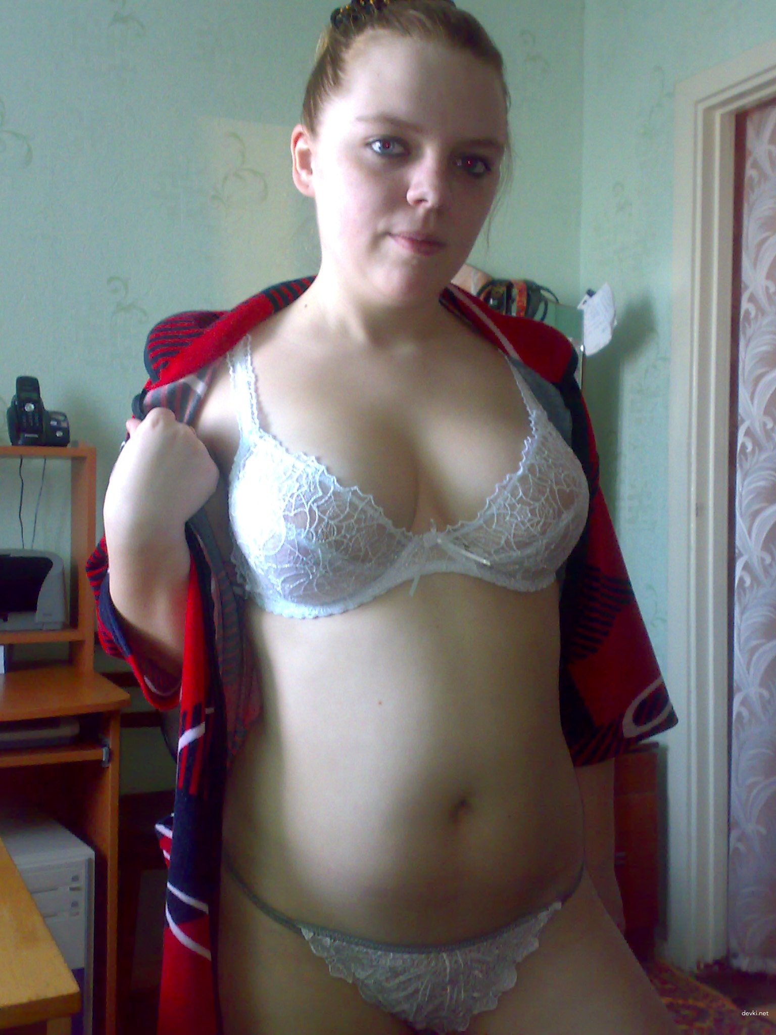 Amateur Nude Girl Showing Off Her Body Explicitly