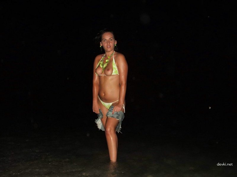 Hot Vacation Babe Exposed in Amateur Photo Shoot - Explicit Content!