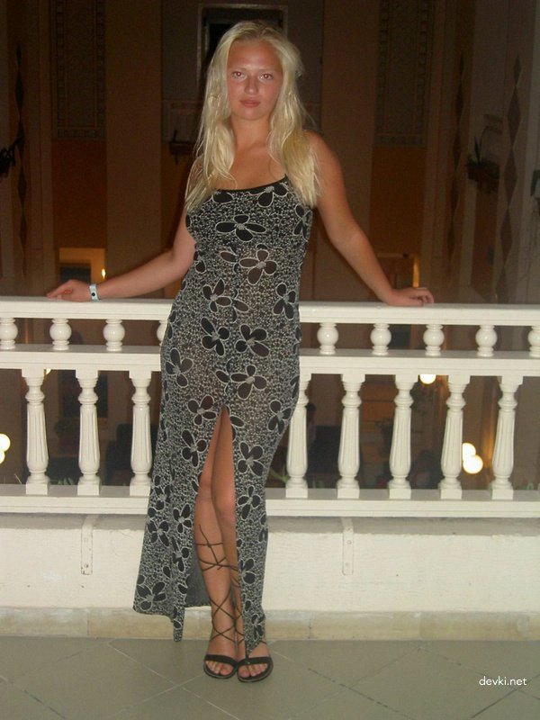 Amateur Babe Trying on Outfits: Sexy Dress-Up Session with Explicit Content