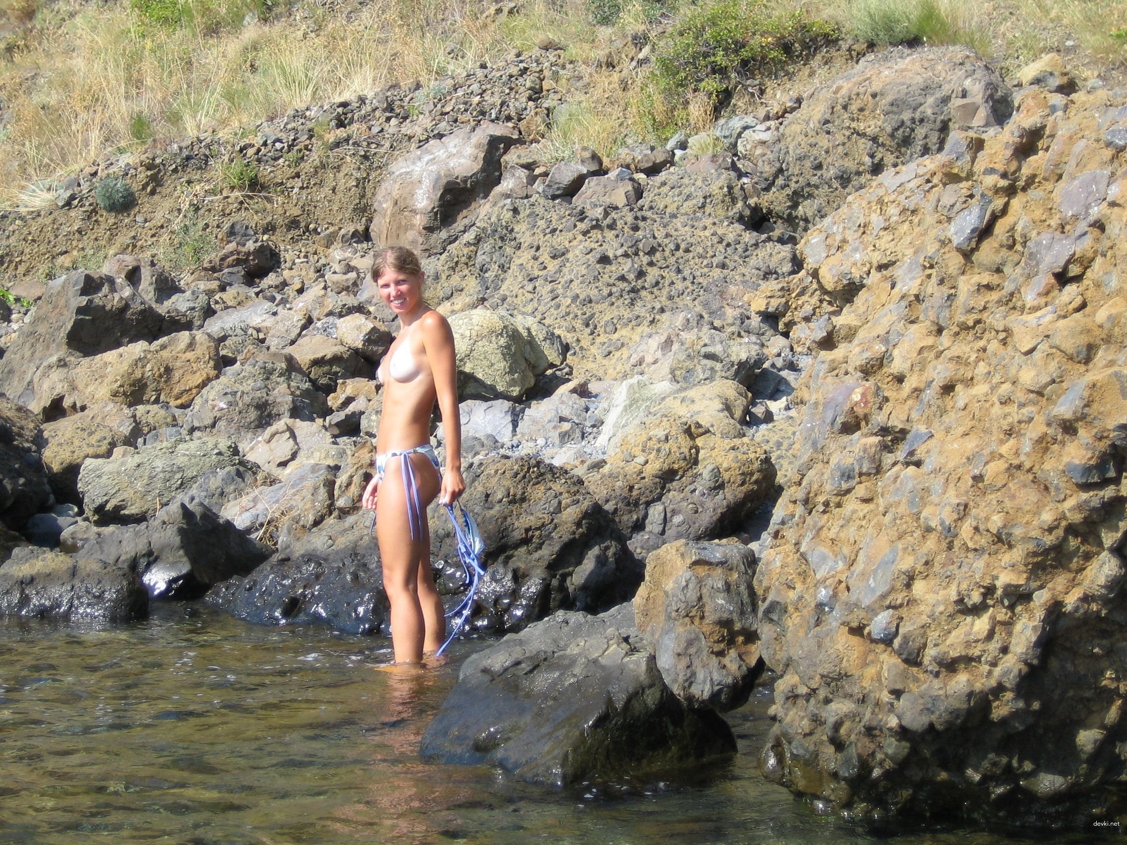 Amateur Beach Babe Flaunts Her Boobs - Explicit Photo Gallery