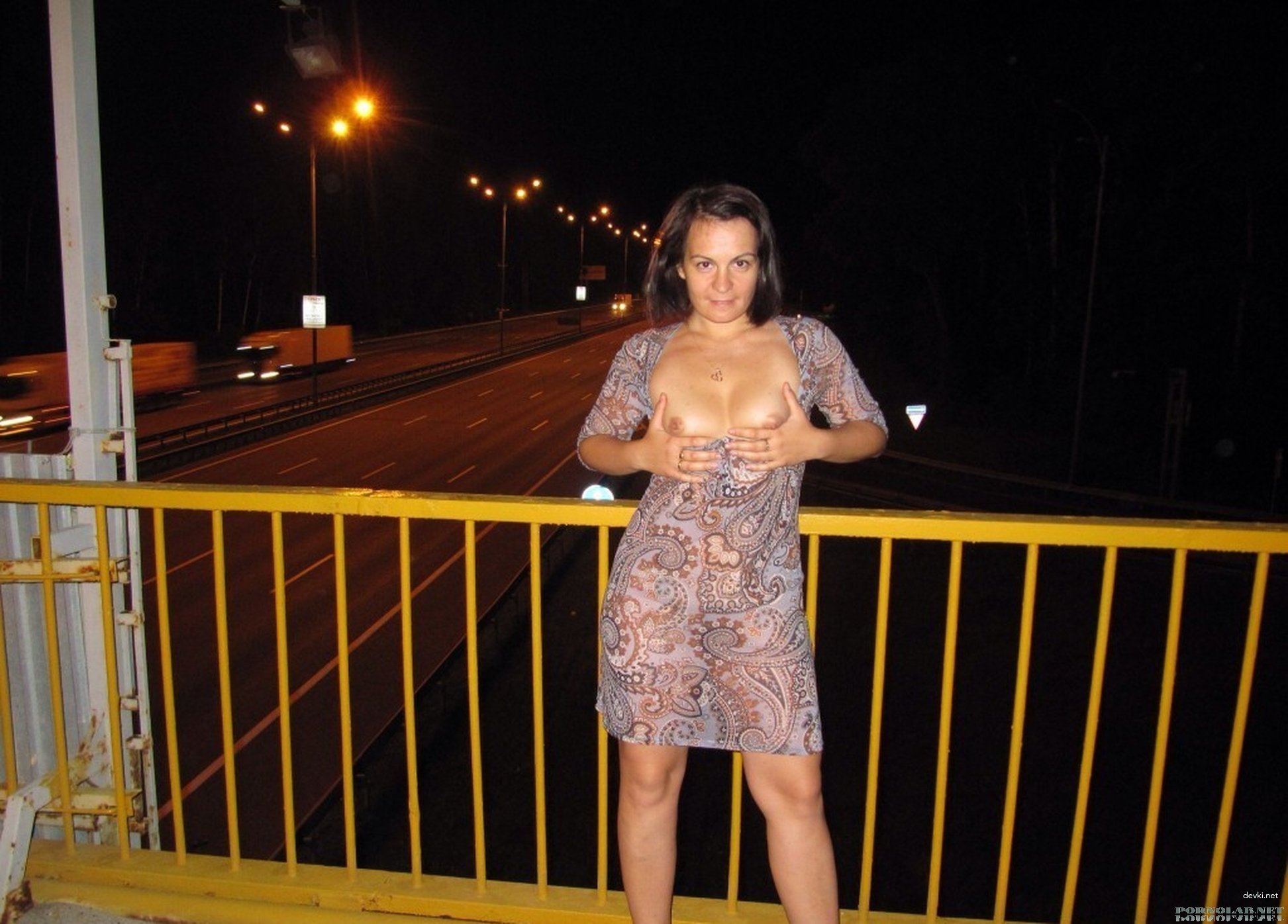 Woman Loves to Show Herself Naked: Explicit Amateur Photo Shoot