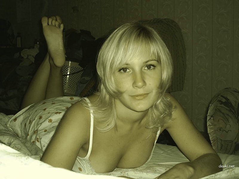 Amateur Husband Photographing His Wife in Explicit Homemade Pictures