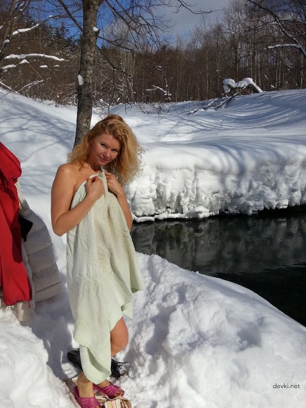 Busty babe unafraid of cold weather flaunts assets in amateur photo shoot