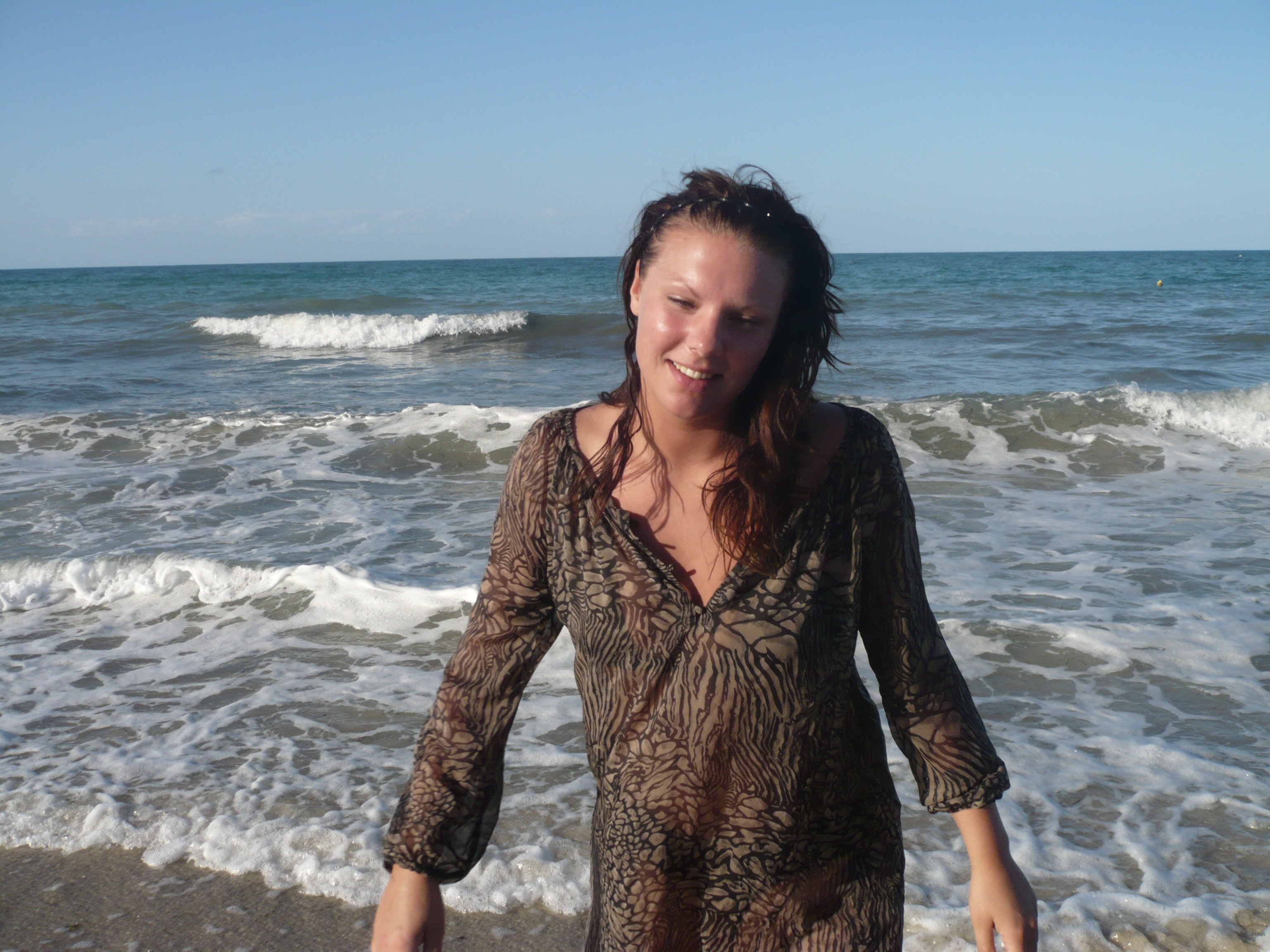 Wild Resort Escapades: Girl Goes All Out in Amateur Porn Photo Shoot