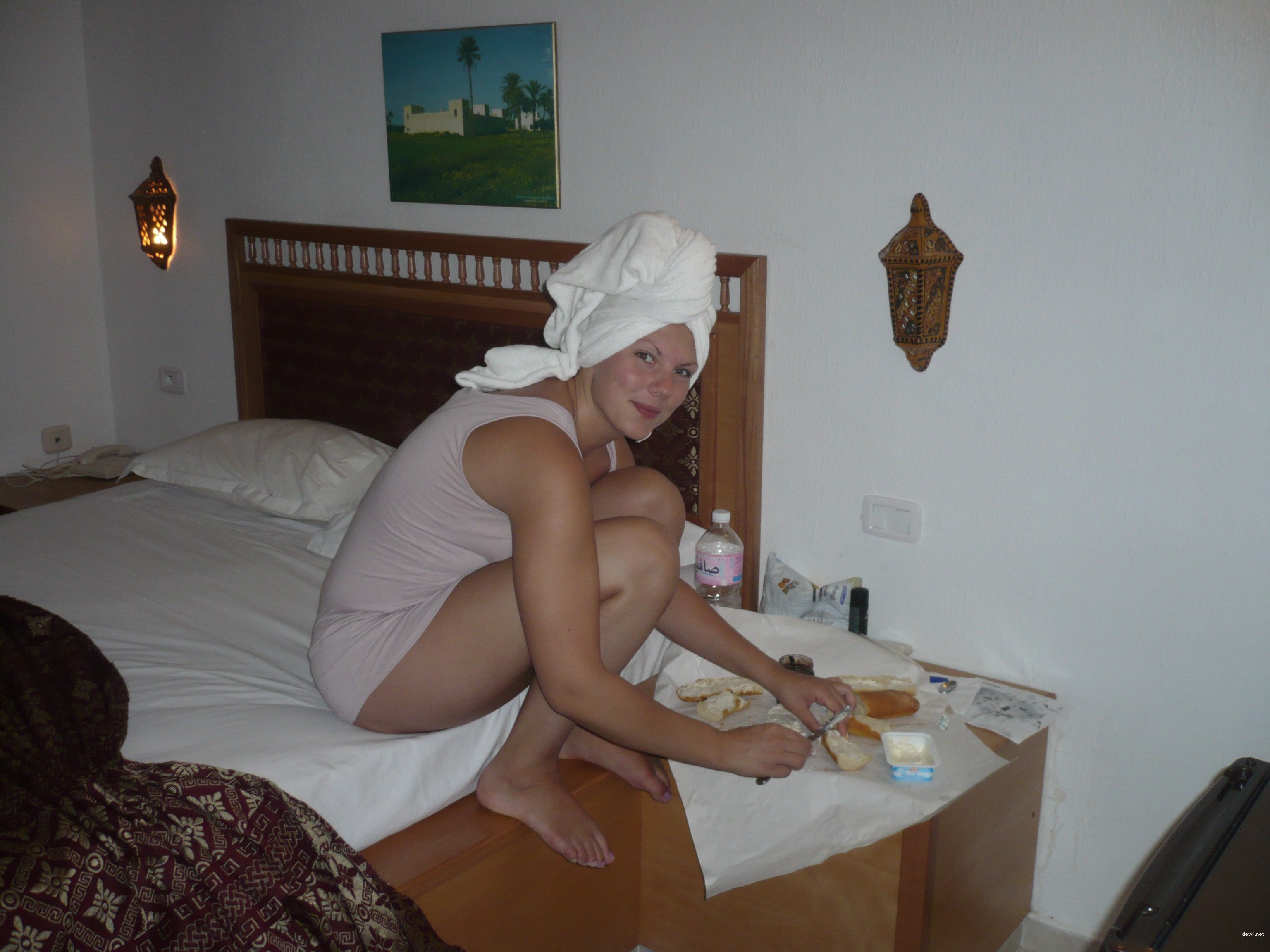 Wild Resort Escapades: Girl Goes All Out in Amateur Porn Photo Shoot