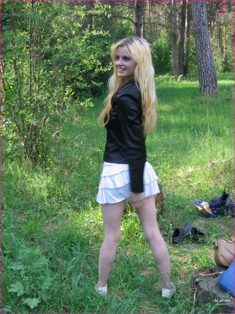 Explicit Amateur Photo of Young and Beautiful Girl: Sensual and Provocative Shots