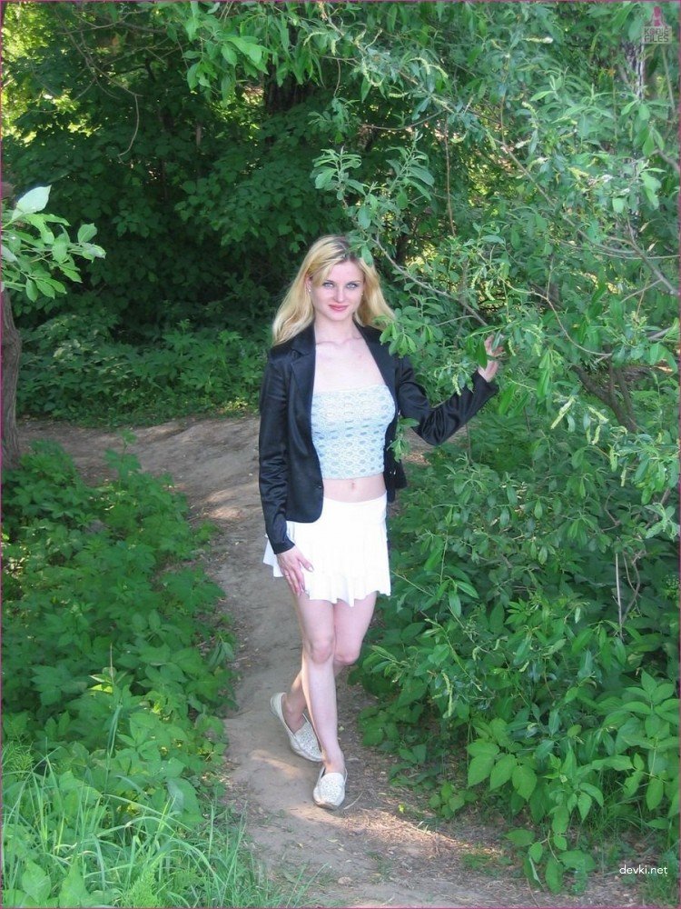 Explicit Amateur Photo of Young and Beautiful Girl: Sensual and Provocative Shots