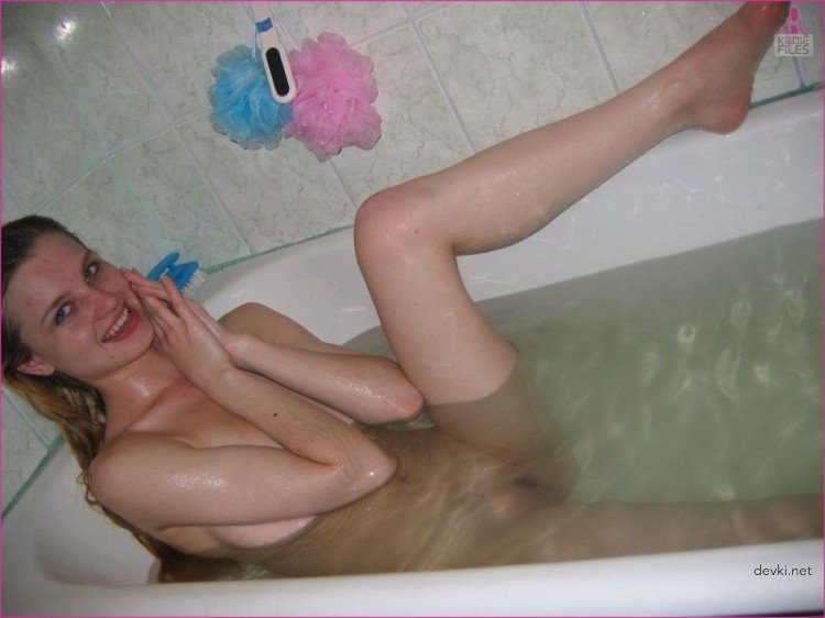 Explicit Amateur Photo of Young and Beautiful Girl: Sensual and Provocative Shots