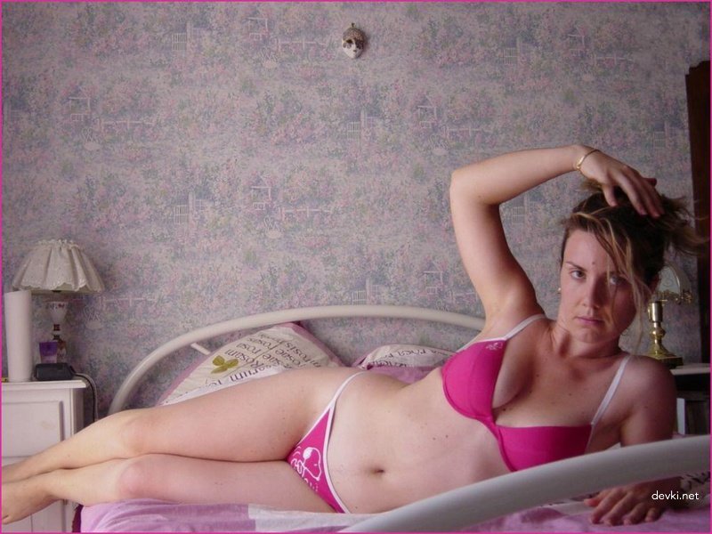 Naked Milf Poses for Camera: Explicit Amateur Porn Photo Shoot