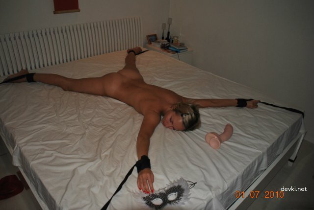 Girlfriend Sells Herself for Cash - Explicit Amateur Porn Pics