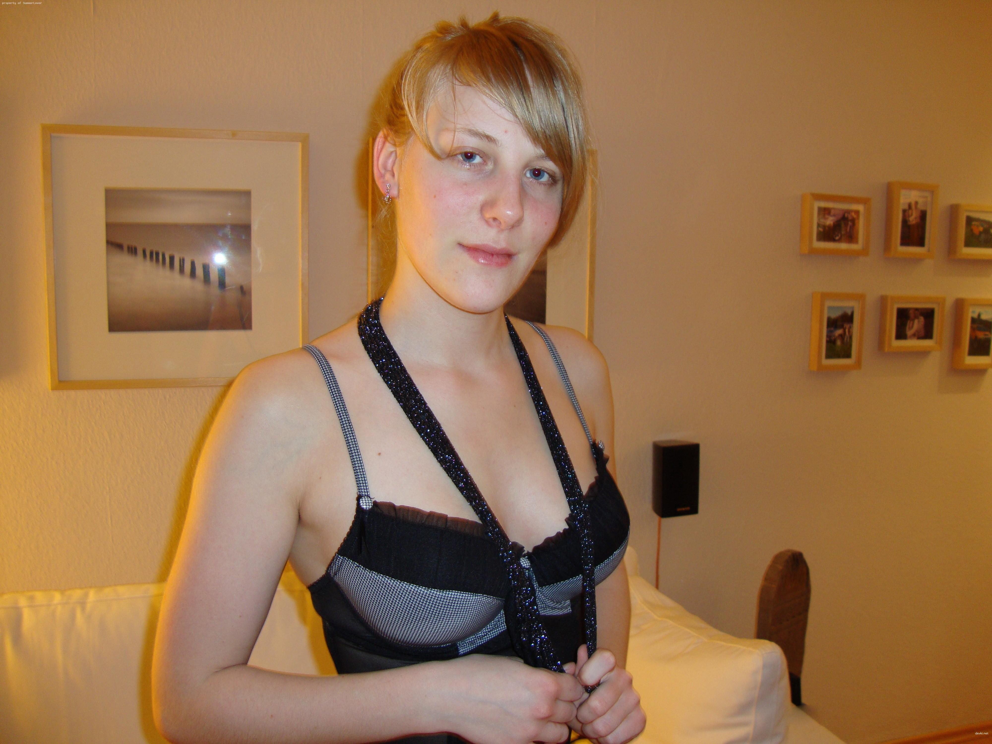 Hot Teen Amateur Porn Pics: Naughty Young Girls in Explicit Action