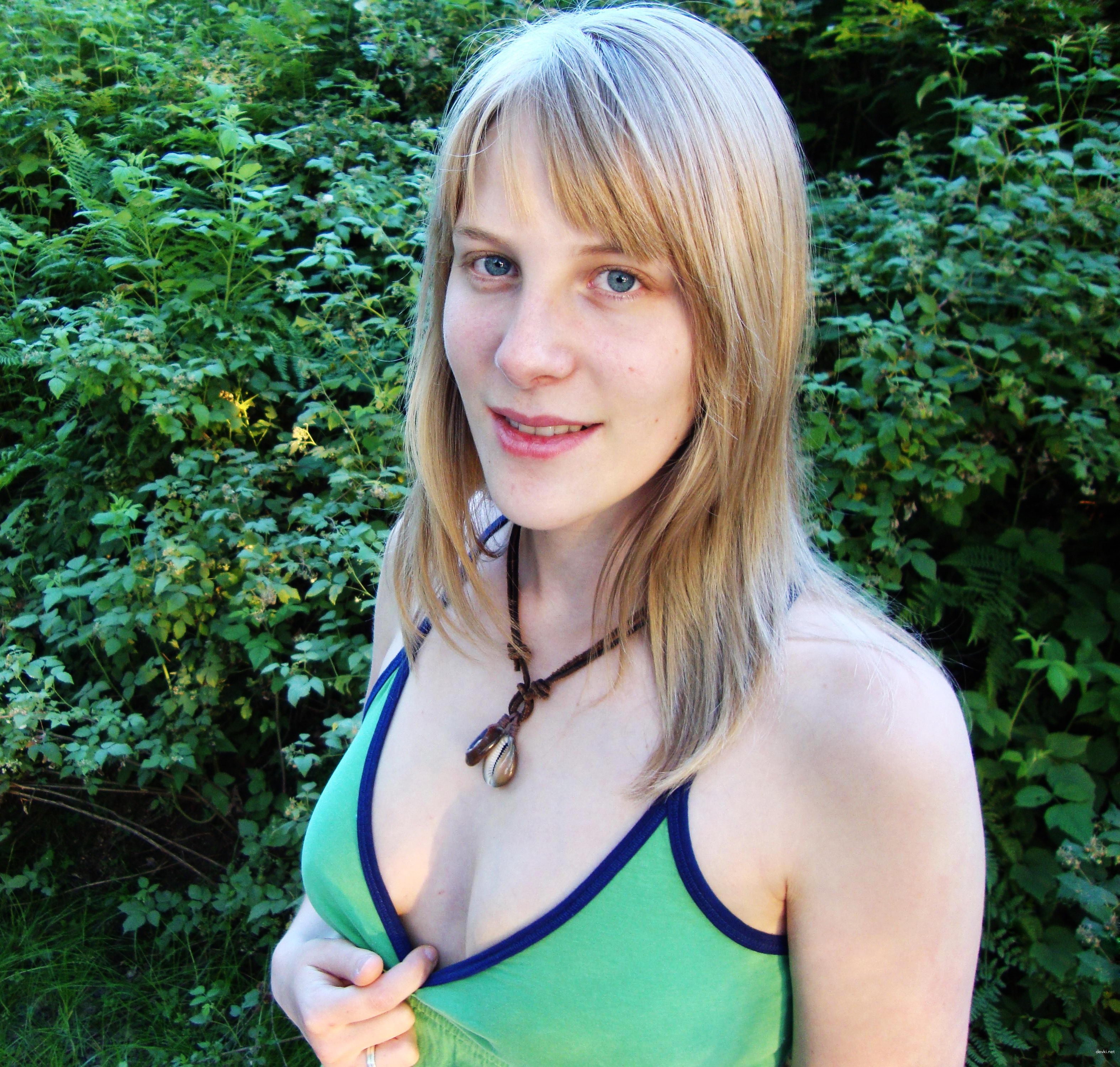 Hot Teen Amateur Porn Pics: Naughty Young Girls in Explicit Action