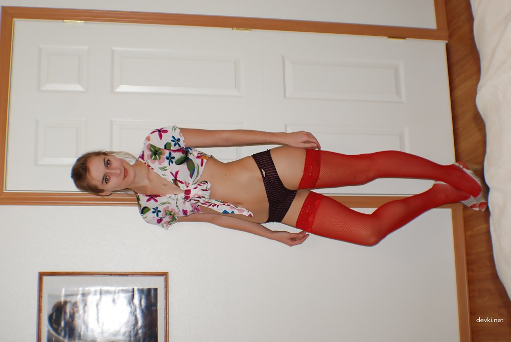 Naked Teen Girl Sucking Cock - Explicit Amateur Porn Photo