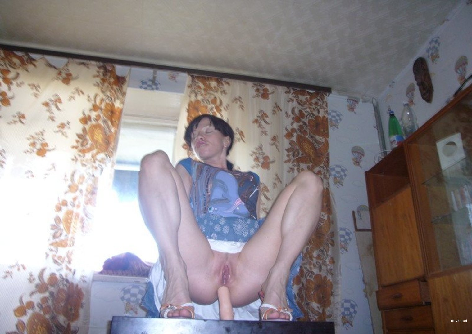 Naked Woman Poses Explicitly in Amateur Porn Photo Shoot