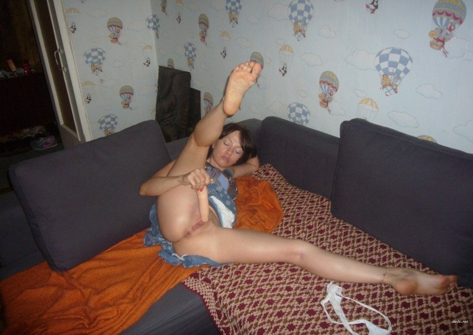 Naked Woman Poses Explicitly in Amateur Porn Photo Shoot