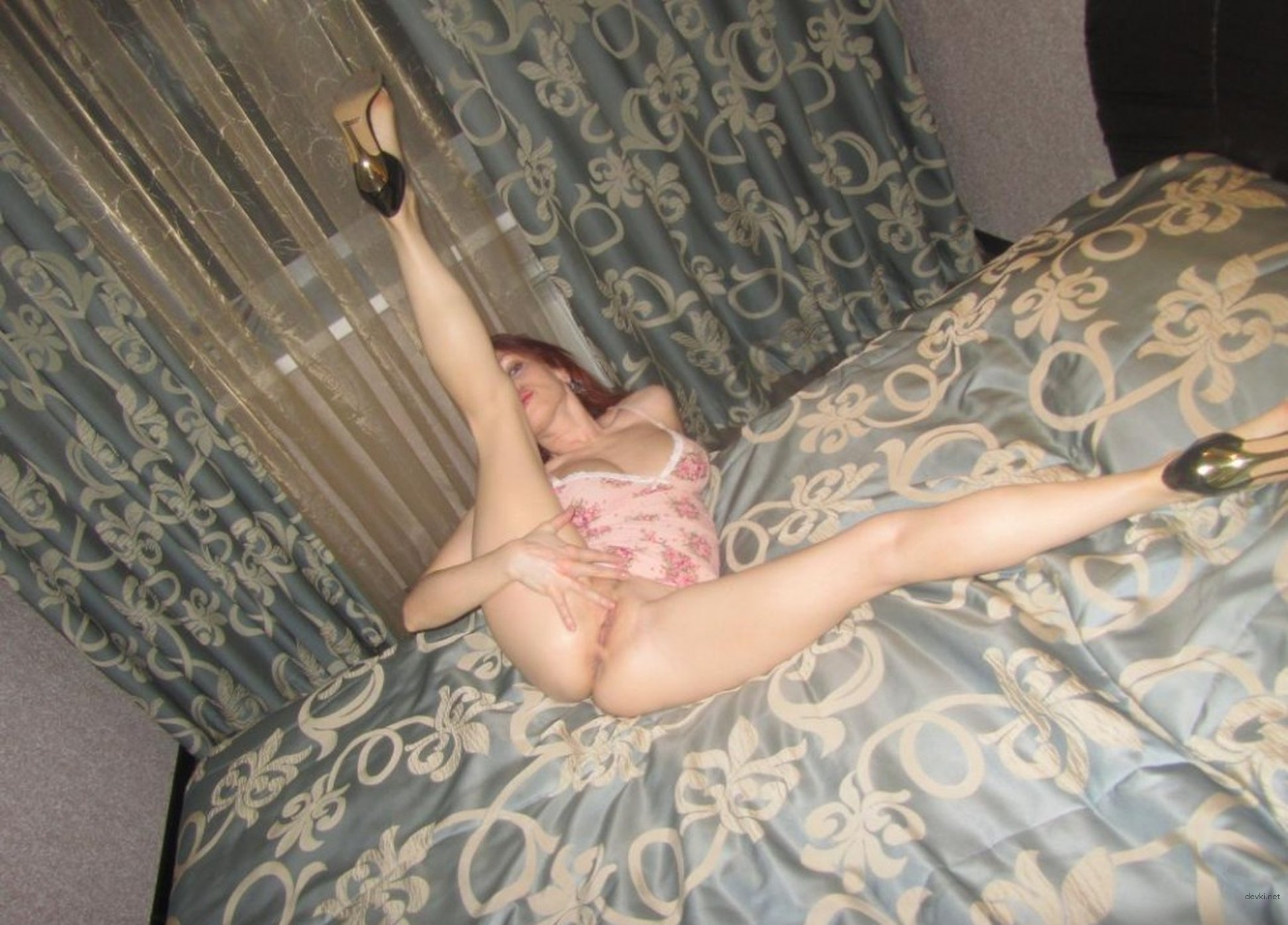 Naked Woman Poses Explicitly in Amateur Porn Photo Shoot